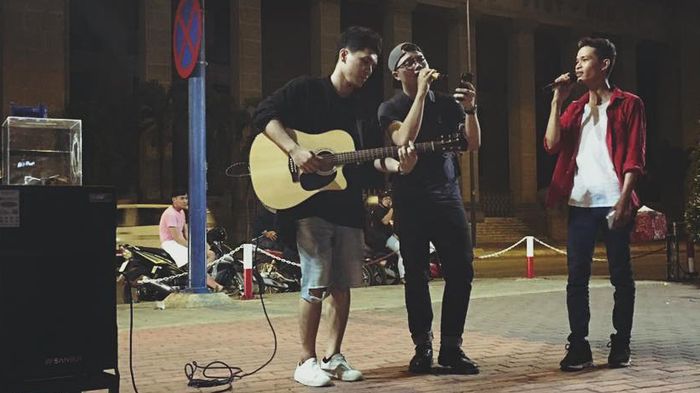 Clip: Thí sinh The Voice ngẫu hứng đàn hát trên đường phố kêu gọi ủng hộ trẻ khuyết tật