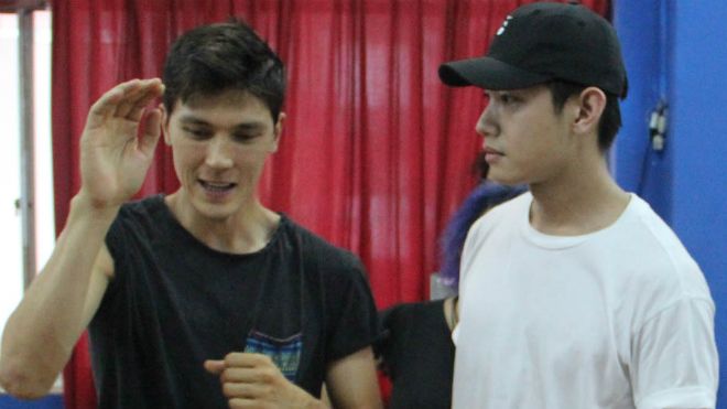 Quang Đăng tập nhảy cùng biên đạo của Michael Jackson