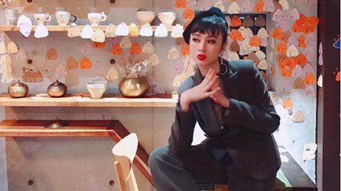 Diện phong cách menswear đi ăn quà vặt, mấy ai sang chảnh được như Angela Phương Trinh