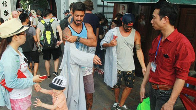 Phát áo choàng miễn phí cho du khách diện trang phục 'thiếu vải' vào đền Ngọc Sơn