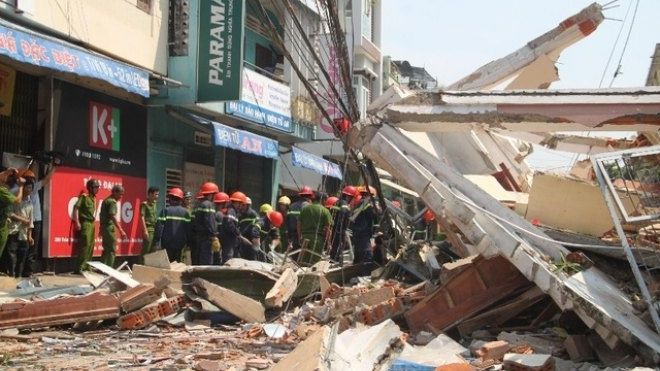 Vụ nhà 2 tầng sập cụ ông văng xuống đường tử vong: Suýt gây nạn thảm khốc