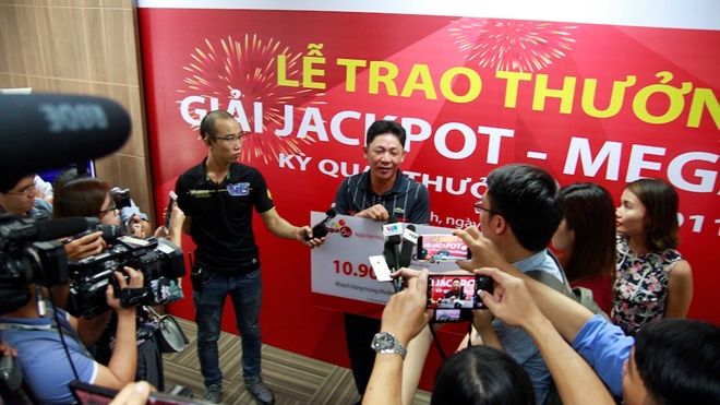 Người trúng gần 11 tỉ vé số triệu USD xuất hiện: 'Che mặt thì kỳ quá!'