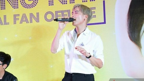 Clip: Anh Tú cover cực tình cảm 'Tình thôi xót xa' trong buổi fan meeting Đông Nhi