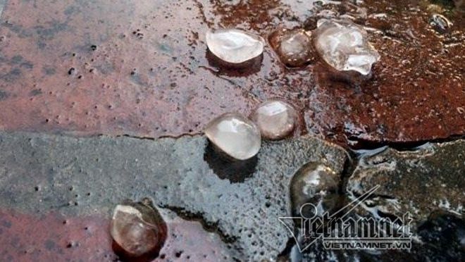 Mưa đá bất ngờ ập xuống Hà Nội