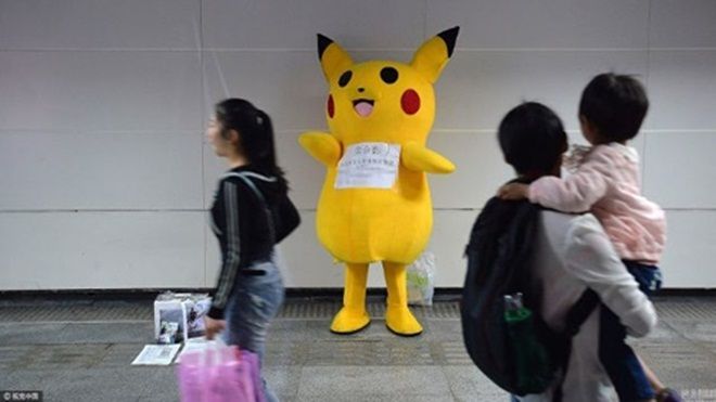 Ông bố trẻ giả làm Pikachu mỗi ngày kiếm tiền chữa bệnh cho con