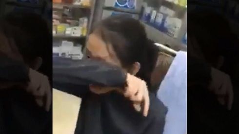 Clip: Fan nhí khóc trong sung sướng vì được Đông Nhi nựng má và hỏi thăm