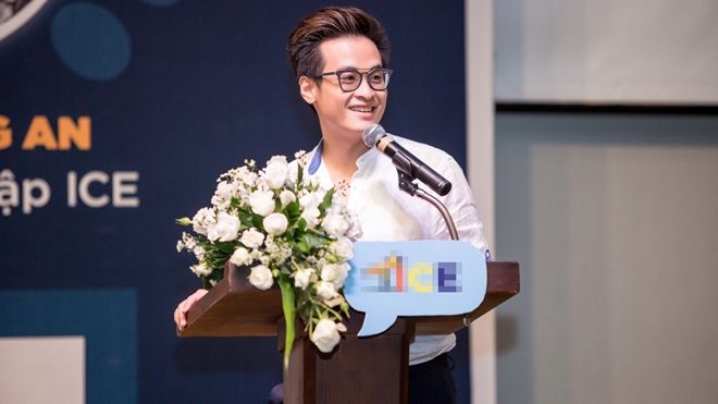 'Soái ca' Hà Anh Tuấn giản dị và thân thiện, chia sẻ vốn sống cùng sinh viên