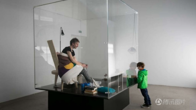 Người đàn ông ấp trứng gà nở thành công sau ba tuần