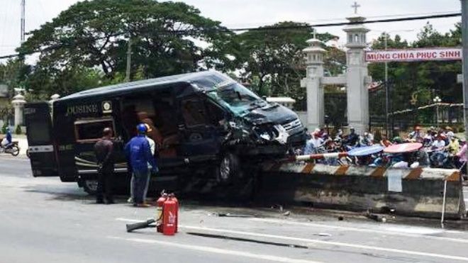 Ôtô Limousine lao lên dải phân cách bốc cháy, nhiều người thoát chết