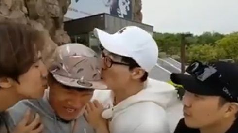 Sinh nhật tuổi 41, Kim Jong Kook phải bỏ chạy vì các thành viên Running Man tranh nhau đòi hôn má…thay quà