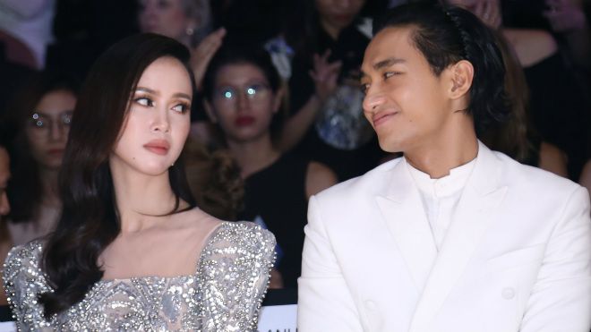 Dù ngồi cạnh xem thời trang, Vũ Ngọc Anh - Hữu Vi vẫn không nói với nhau câu nào