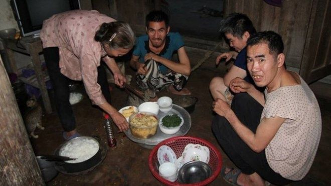 Rơi nước mắt chuyện người mẹ già muốn cho 6 con dại ăn một bữa thật no rồi uống thuốc độc cùng chết