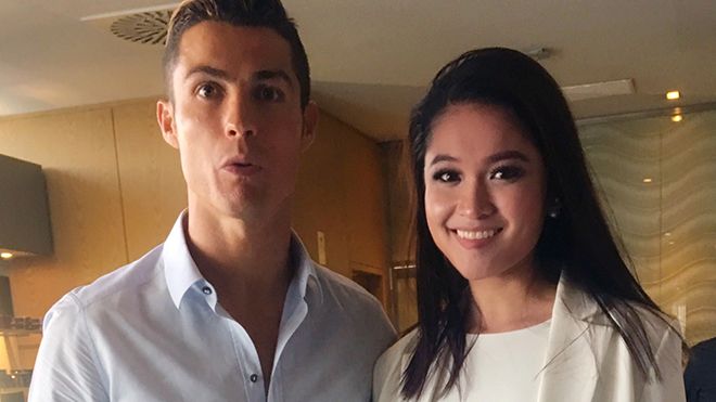 Cristiano Ronaldo ôm eo chụp ảnh cùng Á hậu Thuỳ Dung