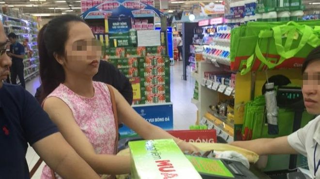 Tranh chỗ xếp hàng và thiếu lễ phép với người lớn tuổi, cô gái trẻ bị cả cộng đồng mạng lên án