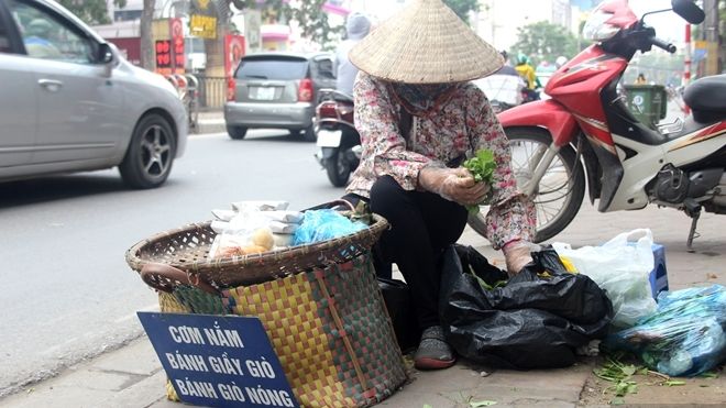 Sự thật mức 'siêu lợi nhuận' 50 triệu/ tháng của thúng cơm nắm vỉa hè