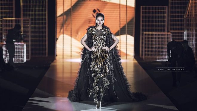 Trang phục vedette trong Safari: 45 ngày miệt mài đổi lấy 1 phút tỏa sáng trên runway của Thanh Hằng