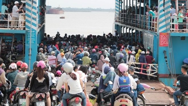 Hàng dài ôtô, du khách chôn chân tại bến phà ở Hải Phòng