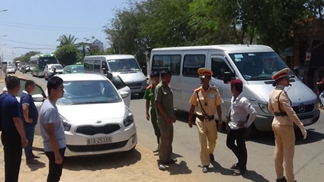 Du khách Trung Quốc lao ôtô vào nhóm cảnh sát giao thông