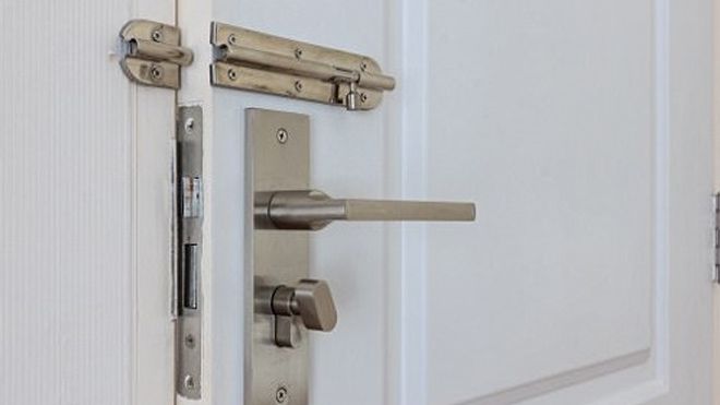 Chồng nhốt vợ cũ trong phòng để 'ăn một bữa bình yên'