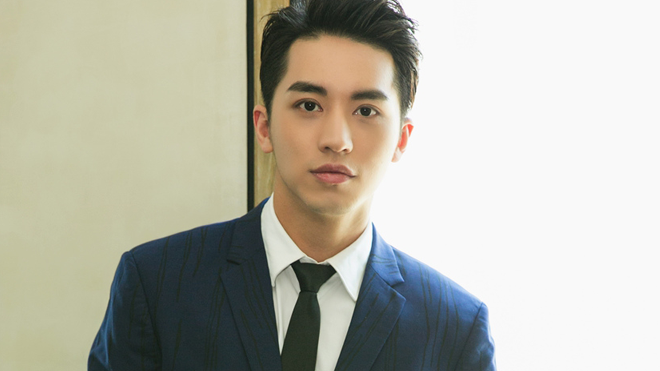 Hứa Ngụy Châu lịch lãm như một 'tổng tài' xuất hiện tại Thượng Hải