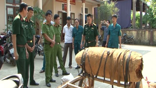 Chở quả bom nặng hơn 300kg còn nguyên kíp nổ đi… bán