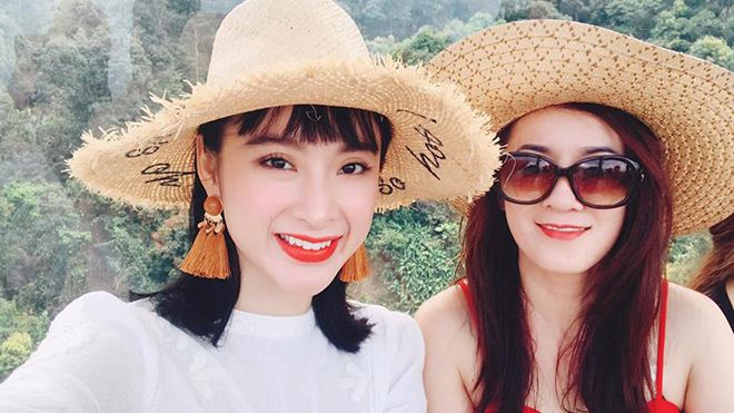 Angela Phương Trinh khoe ảnh mẹ trẻ đẹp như chị gái