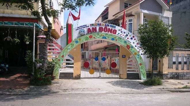 Hiệu trưởng rượt đuổi một cô giáo ra tận cổng trường để giằng co điện thoại