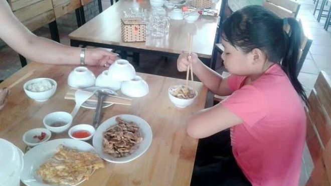 Cảm động câu chuyện bố mang mì tôm và rau đi du lịch vì muốn tiết kiệm tiền cho con gái ăn ngon