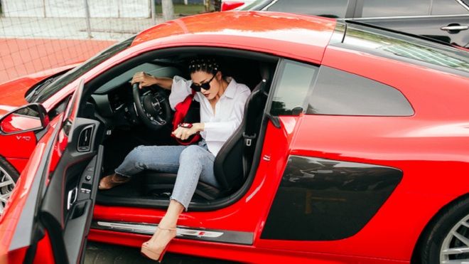 Clip: Đông Nhi tự lái siêu xe 13 tỷ đồng đi ghi hình The Voice 2017