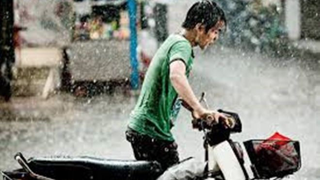 Chàng trai bị 'đá' ngay lập tức vì không biết đi xe máy