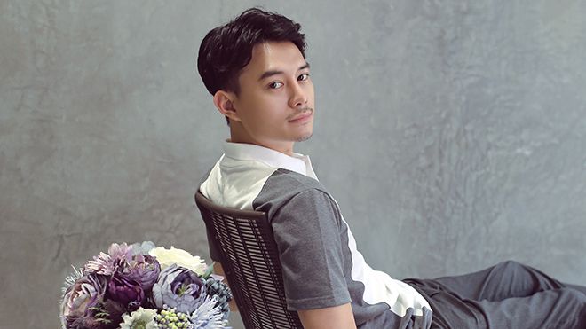 Khác hẳn vẻ lôi thôi trên màn ảnh, nam chính 'Sống chung với mẹ chồng' ngoài đời lại sang chảnh thế này