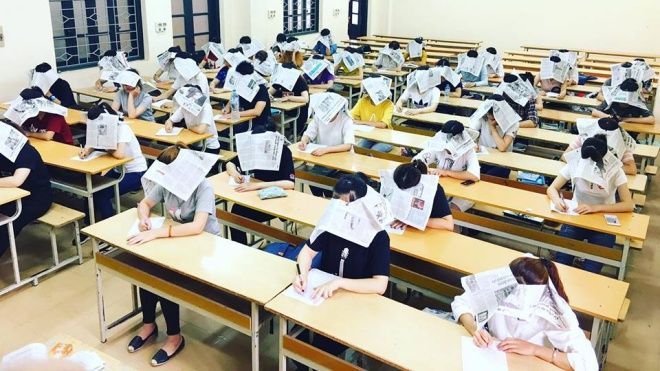 Sự thật về bức ảnh sinh viên đội báo lên đầu để tránh quay cóp trong giờ kiểm tra gây xôn xao dư luận
