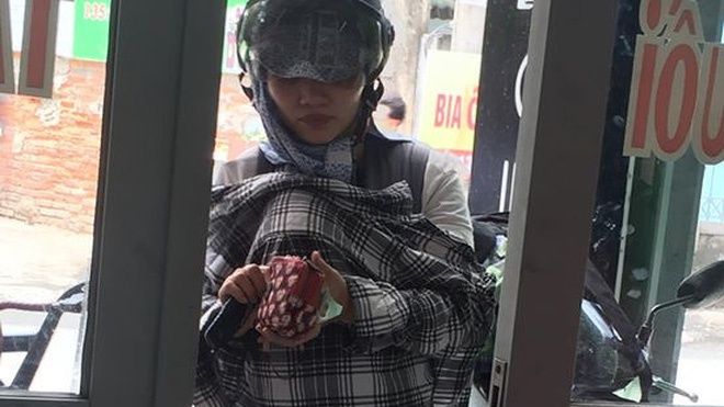 Người phụ nữ đi ship hàng và hình ảnh đằng sau chiếc áo gây nhiều xúc cảm