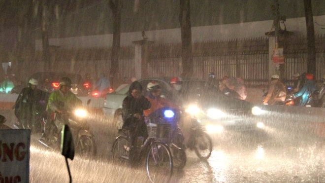 Một học sinh thiệt mạng trong cơn mưa như trút nước ở Sài Gòn