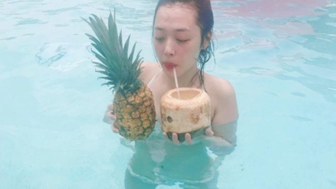 Hậu chia tay, Sulli tươi tỉnh khoe ảnh bikini gợi cảm trong chuyến du lịch Cuba
