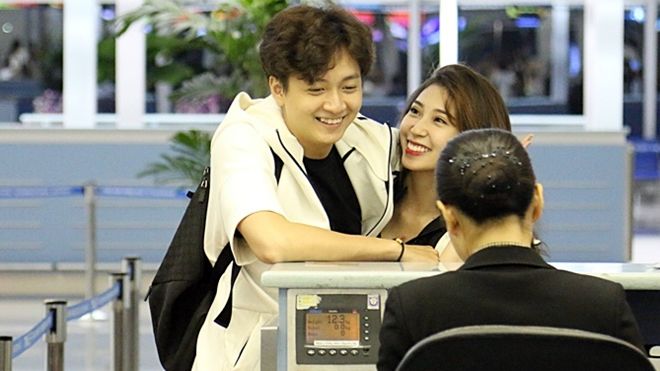 Bắt gặp Ngô Kiến Huy và Khổng Tú Quỳnh ton-sur-ton tại sân bay
