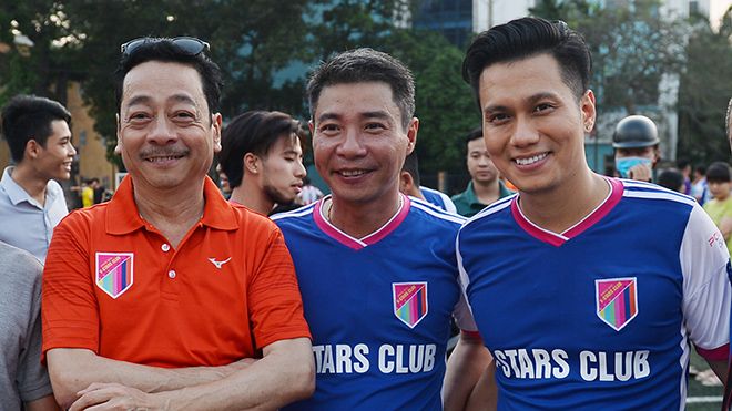 Cha con 'Người phán xử' Hoàng Dũng - Việt Anh hào hứng ra sân cỏ quyên tiền ủng hộ sinh viên nghèo