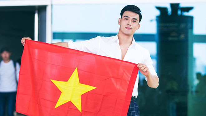 Thuận Nguyễn tự hào cầm cờ Tổ quốc lên đường dự thi Mister Global 2017