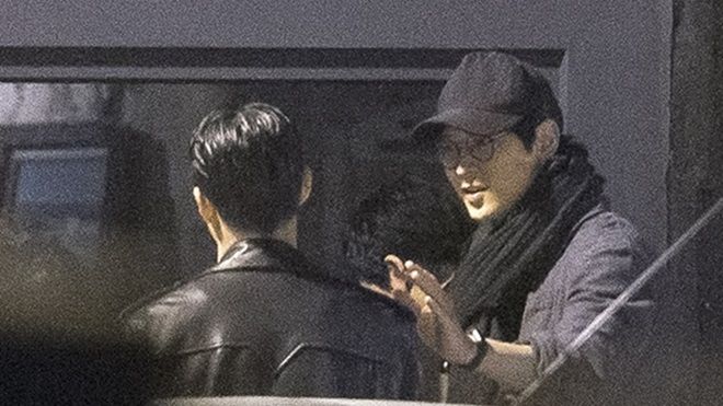 Dispatch tung ảnh Kang Dong Won đi bar cùng bạn bè sau thời gian ở ẩn vì bê bối gia đình