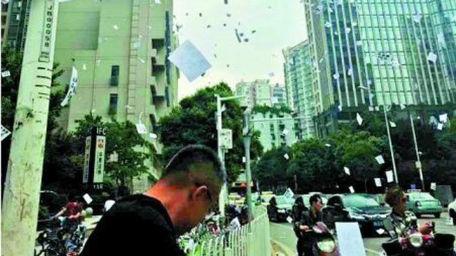 Trung Quốc: Rải 5000 tờ rơi khắp bầu trời chỉ để quảng cáo mì ăn liền