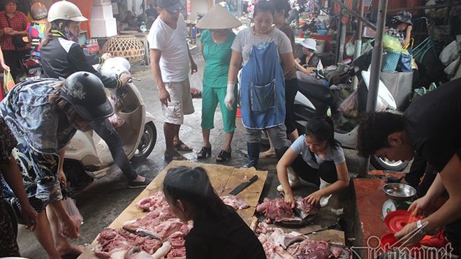 Bán thịt lợn giá rẻ bị hắt dầu luyn: Chen chân ủng hộ chị Xuyến