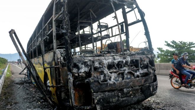 Xe khách cháy rụi trong đêm, 40 hành khách thoát chết