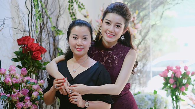 Á hậu Huyền My: 'Ai gặp tôi và mẹ cũng đều chỉ chào là hai chị em…'