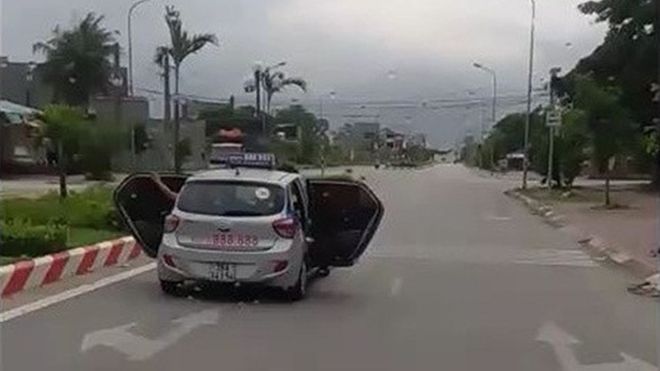 Sự thật cảm động sau hai cánh cửa mở bung của chiếc taxi 'điên'