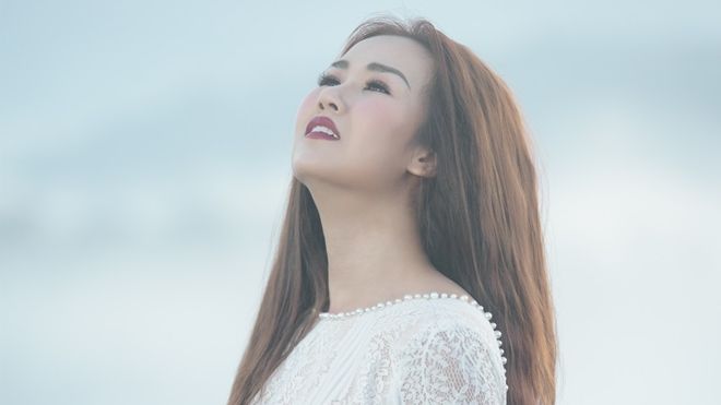 Võ Hạ Trâm đi chân trần trèo đèo, lội suối suốt 15 tiếng để quay MV mới