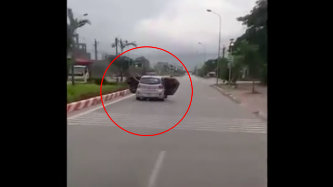 Vụ taxi mở bung 2 cửa lao vun vút trên đường: Tài xế lên tiếng