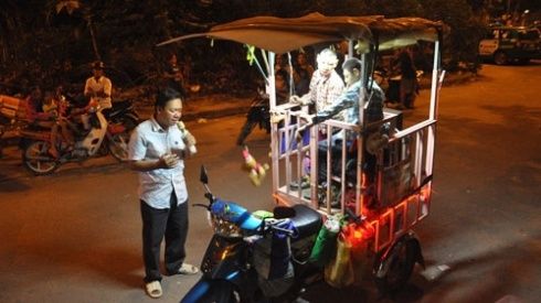 Người cha hát rong nuôi hai con teo não bị 'tố' lợi dụng hoàn cảnh kiếm tiền từ thiện