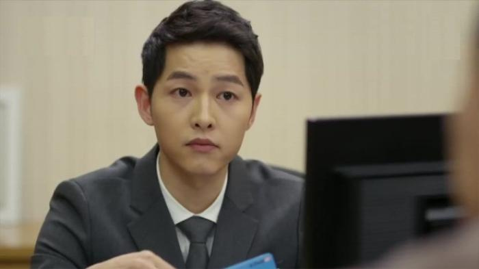 Chỉ 1 giây xuất hiện trong trailer 'Man to man', chàng nhân viên ngân hàng Song Joong Ki đã khiến fan bấn loạn