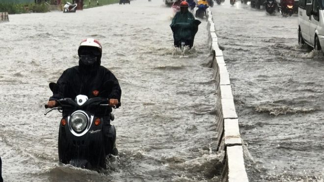 Mưa trắng trời, cửa ngõ Sài Gòn hóa biển nước mênh mông