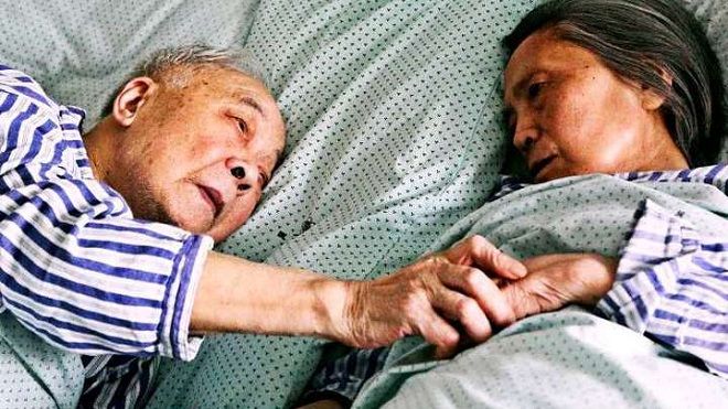 Cặp vợ chồng 90 tuổi và những ngày cuối đời trên giường bệnh: 'Hãy để tôi nhìn bà thêm chút nữa'